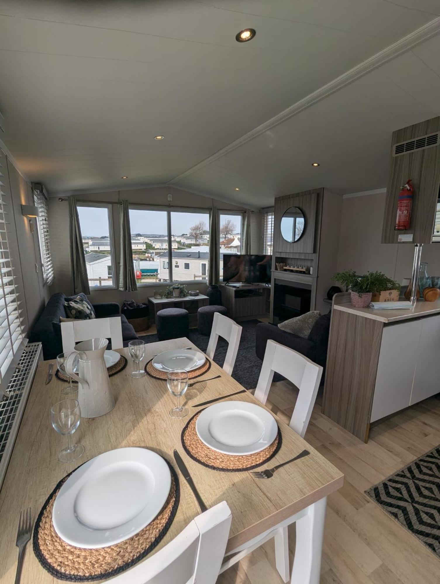Beautifully Presented Dog Friendly Caravan On Very Popular Littlesea Holiday Haven Park Weymouth Wyke Regis Exterior foto